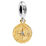 Charm pendentif élégant représentant une rose des vents dorée, accompagnée d’un oxyde de zirconium central. L’inscription « SAILOR » apporte une touche nautique à ce modèle en argent 925, tandis que le contraste entre les finitions argentées et dorées lui donne un style original et raffiné.

Caractéristiques :

Matière : Argent 925 avec finition dorée et oxyde de zirconium.
Design : Rose des vents avec pierre brillante au centre et inscription « SAILOR ».
Style : Marin, élégant, symbolique et intemporel.
Sy