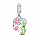 La bélière en argent 925 est sertie tout autour de petites pierres roses scintillantes, apportant une touche très féminine. Le pendentif représente une rose émaillée rose insérée dans un cœur partiellement pavé de zircons clairs, avec une tige verte et un petit papillon rose posé sur le côté.