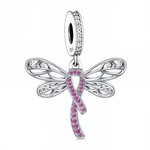 Affichez votre soutien à la lutte contre le cancer du sein avec ce charm raffiné. Le ruban rose, symbole mondial de la campagne Octobre Rose, est magnifiquement accompagné de délicates ailes de libellule, symbolisant la légèreté, la transformation et l’espoir. Fabriqué en argent 925, ce charm incarne la force et la beauté de chaque bataille, tout en apportant une touche élégante à votre collection.