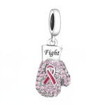 Montrez votre soutien à la lutte contre le cancer du sein avec ce charm unique. Le ruban rose, symbole fort d'Octobre Rose, est délicatement intégré sur un gant de boxe, représentant la force, le courage et la détermination dans la bataille contre cette maladie. Fabriqué en argent 925, ce charm incarne l’espoir et la résilience, tout en ajoutant une touche de puissance et de solidarité à votre collection.
