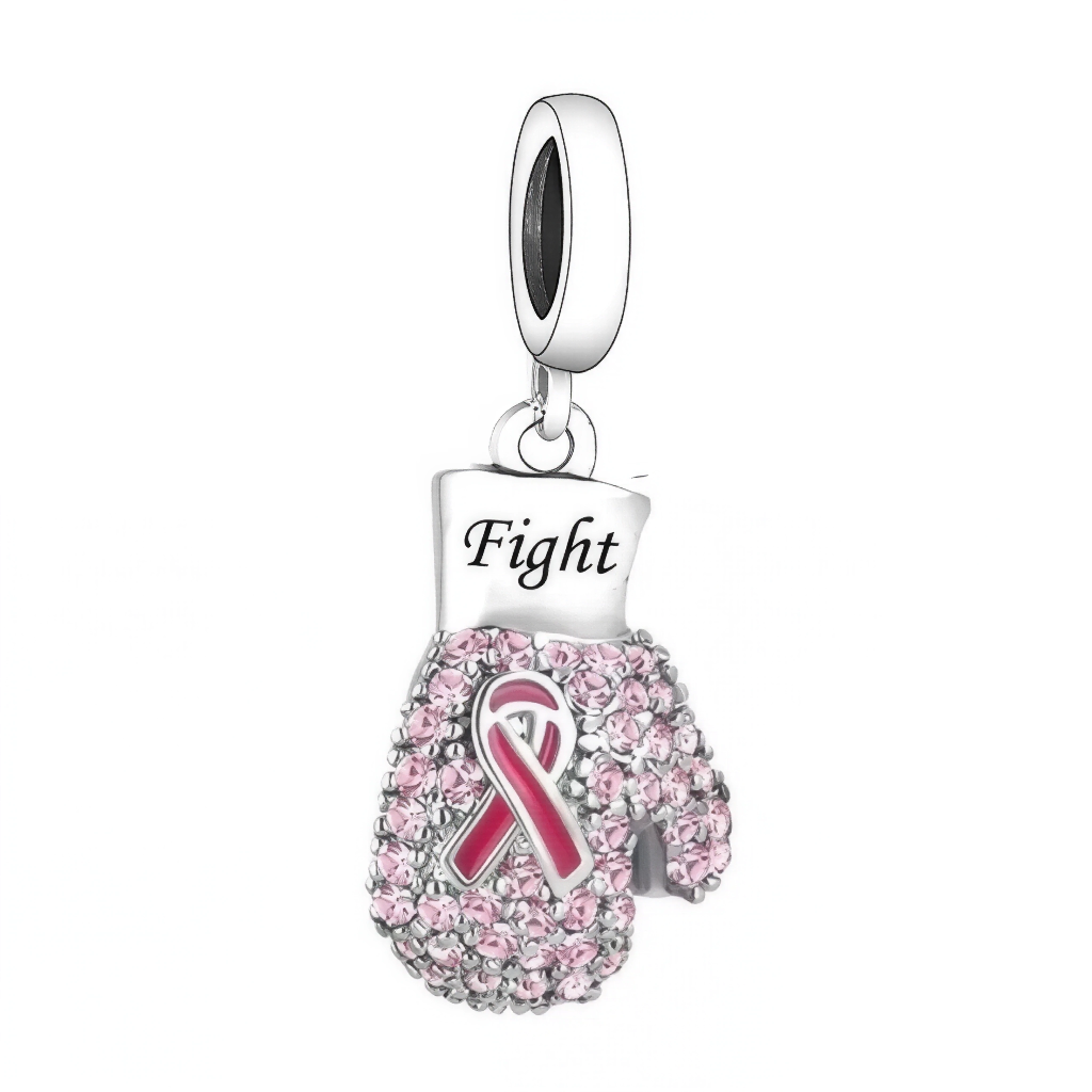 Montrez votre soutien à la lutte contre le cancer du sein avec ce charm unique. Le ruban rose, symbole fort d'Octobre Rose, est délicatement intégré sur un gant de boxe, représentant la force, le courage et la détermination dans la bataille contre cette maladie. Fabriqué en argent 925, ce charm incarne l’espoir et la résilience, tout en ajoutant une touche de puissance et de solidarité à votre collection.