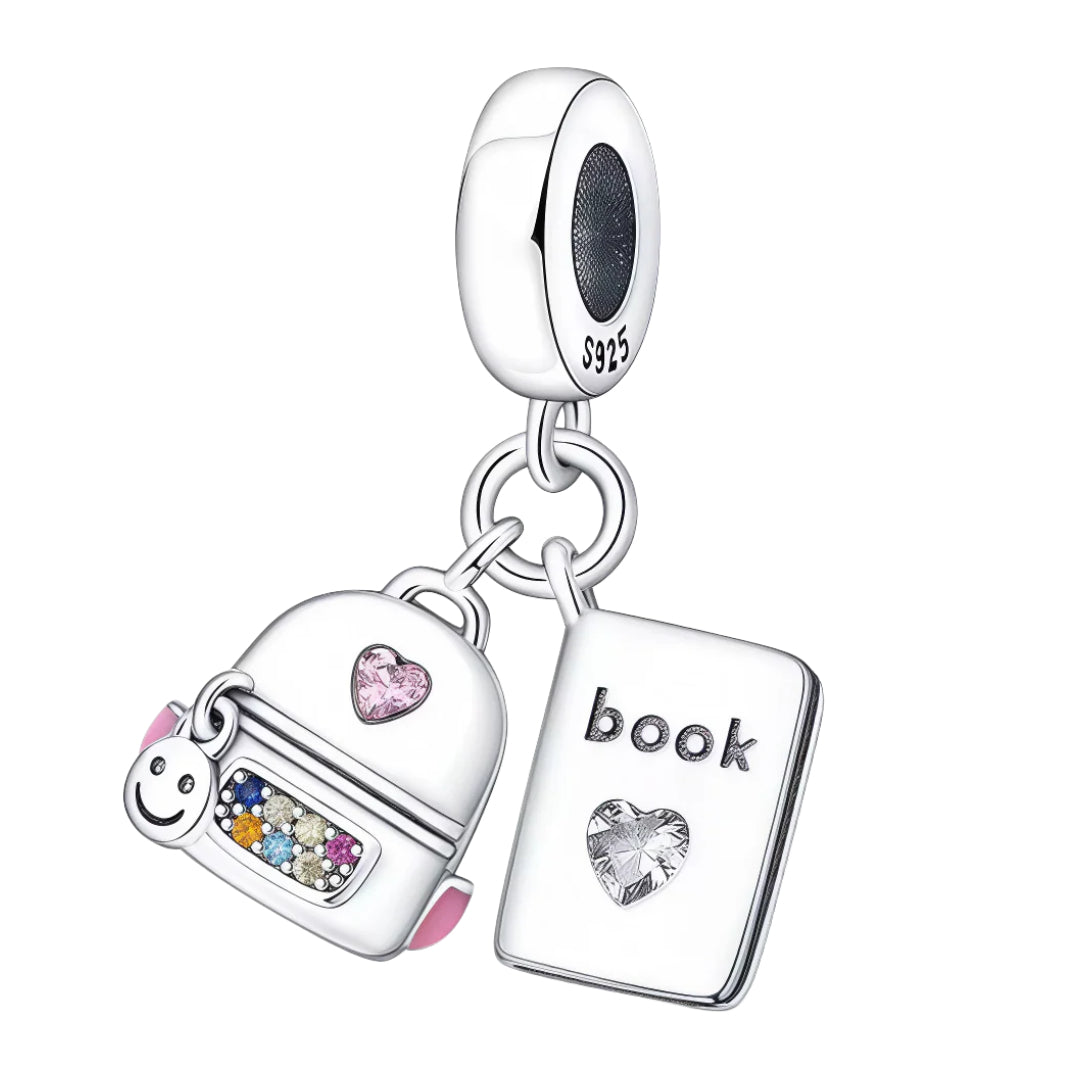 Exprimez votre amour pour l’apprentissage et l’aventure avec ce charm pendentif double en argent 925. Finement travaillé, il présente un petit sac à dos suspendu aux côtés d’un livre ouvert, gravé du mot "Book". L’ensemble crée une composition équilibrée, à la fois délicate et évocatrice. Que ce soit pour célébrer une rentrée, un voyage d’étude ou votre passion pour la lecture, ce bijou symbolique est le compagnon parfait de votre bracelet.