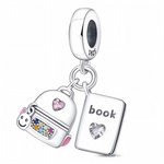 Exprimez votre amour pour l’apprentissage et l’aventure avec ce charm pendentif double en argent 925. Finement travaillé, il présente un petit sac à dos suspendu aux côtés d’un livre ouvert, gravé du mot "Book". L’ensemble crée une composition équilibrée, à la fois délicate et évocatrice. Que ce soit pour célébrer une rentrée, un voyage d’étude ou votre passion pour la lecture, ce bijou symbolique est le compagnon parfait de votre bracelet.