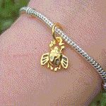Ajoutez une touche mystique et élégante à votre bracelet avec ce charm Scarabée Doré. Ce bijou en argent 925, accentué de détails dorés, évoque la force et la renaissance, inspiré des symboles égyptiens.