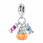 Ce charm célèbre la chasse aux bonbons avec des détails colorés. Le seau citrouille laqué orange abrite des sucreries pastel, tandis qu’un bonbon rayé violet et un œil espiègle bleu pendent de part et d’autre pour créer du mouvement. La bélière gravée évoque l’esprit&nbsp;Trick or Treat, parfait pour donner un air festif et joueur au bracelet pendant tout le mois d’octobre.