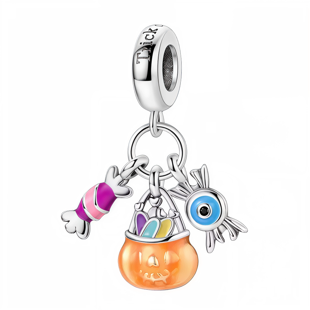 Ce charm célèbre la chasse aux bonbons avec des détails colorés. Le seau citrouille laqué orange abrite des sucreries pastel, tandis qu’un bonbon rayé violet et un œil espiègle bleu pendent de part et d’autre pour créer du mouvement. La bélière gravée évoque l’esprit&nbsp;Trick or Treat, parfait pour donner un air festif et joueur au bracelet pendant tout le mois d’octobre.