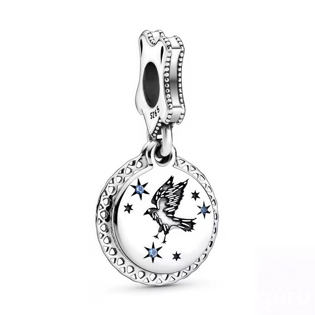 Dévoile ta sagesse encyclopédique avec ce charm Serdaigle Harry Potter en argent sterling 925, blason élégant de la maison de Rowena Serdaigle, symbole d'intelligence, de créativité et d'esprit vif. Son aigle majestueux aux ailes déployées, couleurs bleu/bronze étincelantes et lettres "S" ciselées évoquent la tour aérienne et les énigmes du diadème perdu. Suspendu à une bélière lisse compatible bracelets Pandora, ce bijou érudit illumine ton poignet de curiosité insatiable. Poinçonné S925, sans nickel et Di