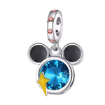 Apporte une touche Disney élégante et lumineuse à ton bracelet avec ce charm pendentif silhouette tête de Mickey bleu. Inspiré de l’univers de Mickey Mouse, ce bijou en argent 925 met en valeur la silhouette iconique de Mickey avec de subtils détails bleus et scintillants. Un charm original et raffiné, parfait pour les fans Disney et les pièces pleines de magie.

Caractéristiques :

- Matière : Argent 925 avec détails bleus et scintillants.
- Design : Silhouette tête de Mickey avec finitions soignées.
- Dim