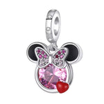 Apporte une touche douce et élégante à ton bracelet avec ce charm pendentif silhouette tête de Minnie rose. Inspiré de l’univers Disney, ce bijou en argent 925 met en valeur la silhouette iconique de Minnie avec de délicats détails roses et scintillants. Un charm raffiné et plein de charme, parfait pour les fans de Minnie et des pièces féminines et lumineuses.

Caractéristiques :

- Matière : Argent 925 avec détails roses et scintillants.
- Design : Silhouette tête de Minnie avec finitions soignées.
- Dimen