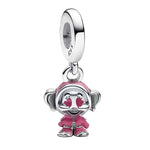 Apporte une touche tendre et pleine de charme à ton bracelet avec ce charm pendentif Simplet amoureux. Inspiré de l’univers Disney, ce bijou en argent 925 met en valeur Simplet dans une version romantique et attendrissante, symbole de douceur, de naïveté et d’affection sincère. Un charm original et attachant, parfait pour les amoureux des contes et des pièces pleines d’émotion.

Caractéristiques :

- Matière : Argent 925.
- Design : Simplet amoureux en pendentif avec finitions soignées.
- Dimensions : Taill