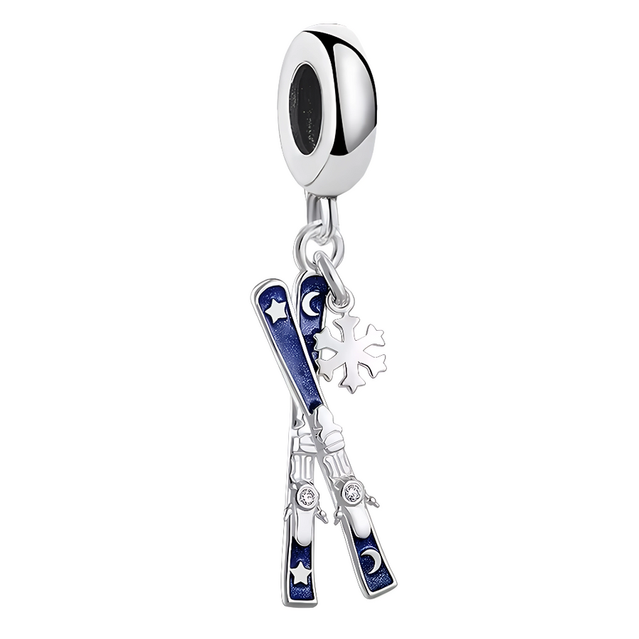 Ce charm pour bracelet en argent 925 représente une paire de skis croisés bleu nuit étoilés, accompagnés d'un flocon de neige ajouré pour évoquer l'adrénaline des pistes enneigées et la magie hivernale. La base ronde gravée « S925 » s'adapte parfaitement aux bracelets modulaires.

Caractéristiques :

Matière : Argent 925 (S925)
Design : Skis émaillés bleu nuit avec motifs étoiles, flocon neige suspendu, monté sur support rond percé.
Style : Sportif et saisonnier, idéal pour les passionnés de ski, l'hiver ou