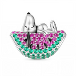 Snoopy s’amuse sous le soleil avec ce charm pendentif en argent 925 où il tient fièrement une tranche de pastèque colorée, rehaussée d’un diamant éclatant. Ce design frais et pétillant capture la joie de vivre et l’esprit espiègle de Snoopy, parfait pour apporter une touche estivale et brillante à votre collection de bijoux. Une pièce pleine de peps qui fait sourire à chaque regard !