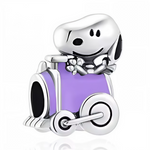 Embarquez pour un voyage plein de fantaisie avec Snoopy dans ce charm pendentif en argent 925. Confortablement installé dans un petit train violet, Snoopy affiche sa bonne humeur légendaire et son goût pour l’aventure. Une pièce originale et colorée, parfaite pour apporter une touche de gaieté et d’originalité à votre collection de charms.