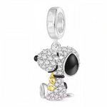 Laissez-vous charmer par ce charm pendentif en argent 925 représentant Snoopy assis, tenant tendrement Woodstock dans ses bras. Entièrement orné de strass scintillants, ce bijou illumine votre collection avec une touche de douceur et d’éclat. Un hommage brillant à l’amitié iconique de Peanuts, parfait pour les amateurs de bijoux élégants et originaux.