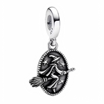 Ce charm joue la carte du vintage avec un camée ovale bordé de perles métalliques et une scène en relief : une sorcière coiffée de son chapeau pointu traverse un ciel étoilé sur son balai. Le contraste entre l’argent poli et la patine sombre crée un effet de profondeur, idéal pour un thème mystique, gothique ou saisonnier. Léger et détaillé, il apporte un charme ensorcelant à toute composition.