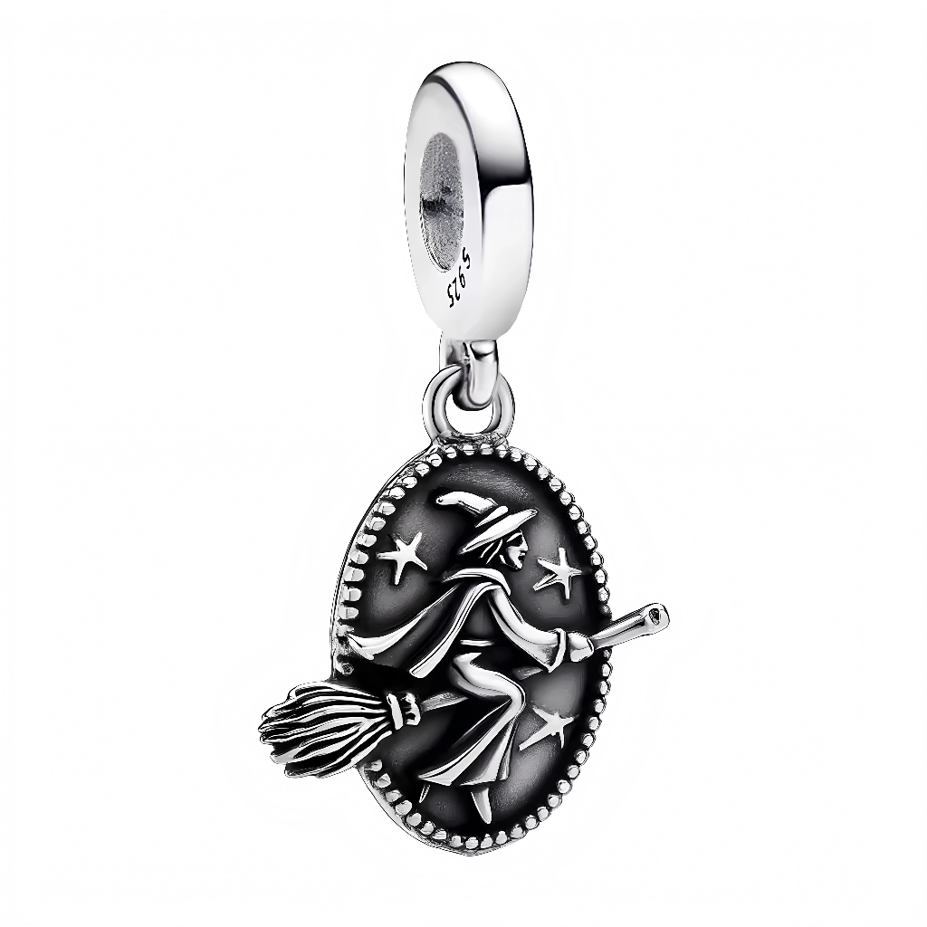 Ce charm joue la carte du vintage avec un camée ovale bordé de perles métalliques et une scène en relief : une sorcière coiffée de son chapeau pointu traverse un ciel étoilé sur son balai. Le contraste entre l’argent poli et la patine sombre crée un effet de profondeur, idéal pour un thème mystique, gothique ou saisonnier. Léger et détaillé, il apporte un charme ensorcelant à toute composition.