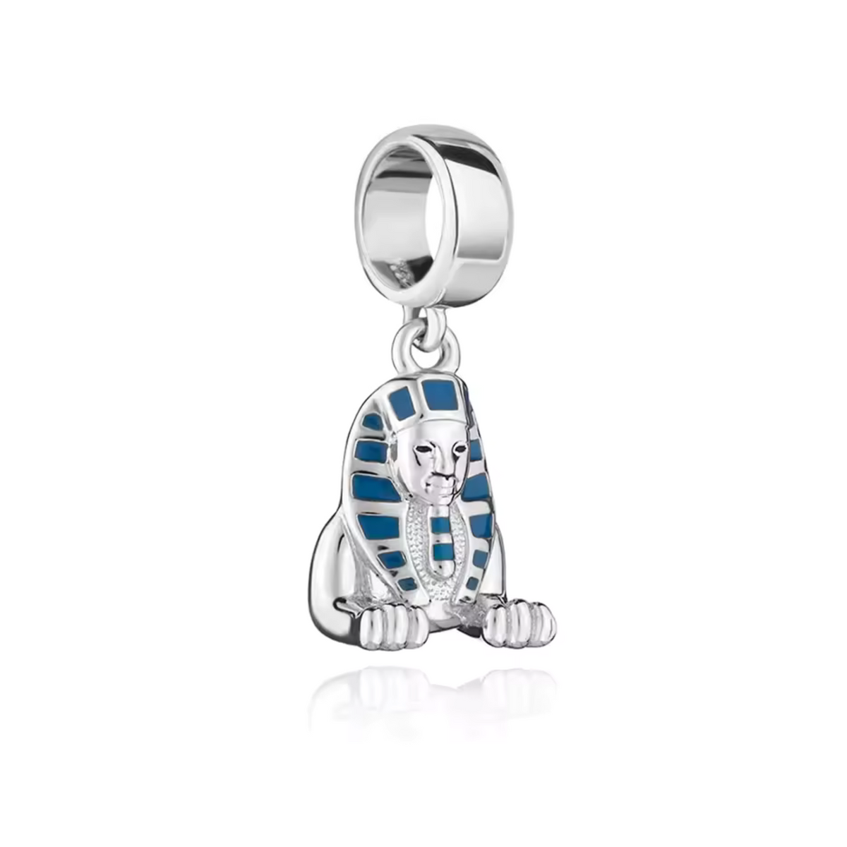 Ajoutez une touche de mystère et de majesté à votre collection avec ce charm représentant le légendaire Sphinx de Gizeh. Fabriqué en argent 925, ce bijou célèbre l’un des monuments les plus emblématiques de l’Égypte ancienne, symbole de sagesse et de force. Parfait pour les amateurs d’histoire, de voyages et de culture égyptienne, ce charm est un hommage à l’ingéniosité et au patrimoine intemporel des pharaons.