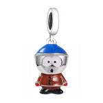 Ce pendentif capture l’allure iconique de Stan Marsh, l’un des héros de South Park, en version chibi ultra‑détaillée. On retrouve son bonnet bleu lustré, sa parka brune à boutons noirs, ses gants rouges et ses petites chaussures noires, le tout rehaussé par des finitions argentées brillantes. Idéal pour un thème pop culture, il ajoute une note fun, impertinente et immédiatemment reconnaissable à toute composition.