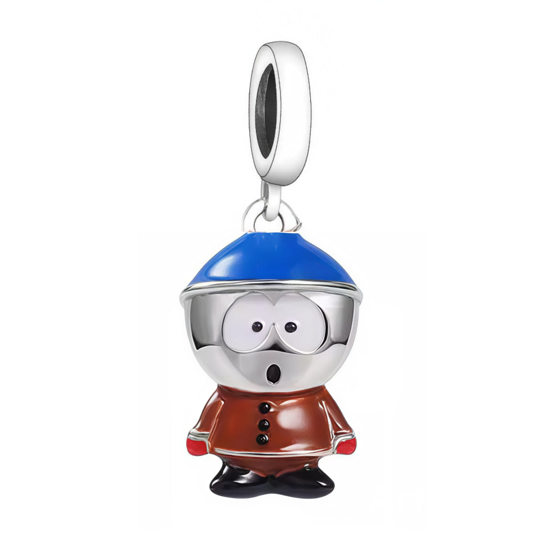 Ce pendentif capture l’allure iconique de Stan Marsh, l’un des héros de South Park, en version chibi ultra‑détaillée. On retrouve son bonnet bleu lustré, sa parka brune à boutons noirs, ses gants rouges et ses petites chaussures noires, le tout rehaussé par des finitions argentées brillantes. Idéal pour un thème pop culture, il ajoute une note fun, impertinente et immédiatemment reconnaissable à toute composition.