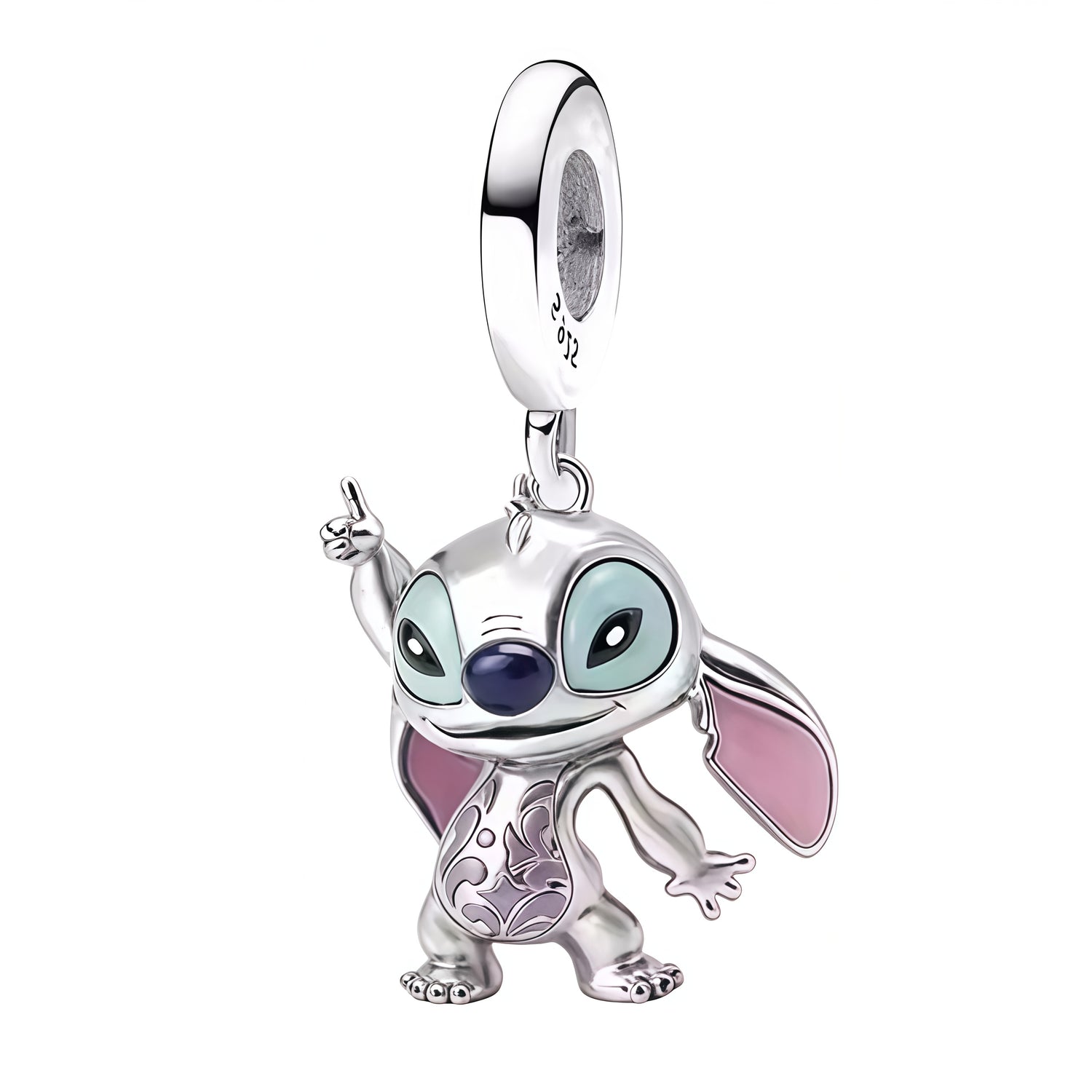 Apporte une touche malicieuse et attachante à ton bracelet avec ce charm pendentif Stitch. Inspiré de l’univers Disney, ce bijou en argent 925 met en valeur Stitch dans un design plein de charme et de personnalité. Un charm original et adorable, parfait pour les fans de Lilo et Stitch.

Caractéristiques :

- Matière : Argent 925.
- Design : Stitch en pendentif avec finitions soignées.
- Dimensions : Taille délicate et confortable à porter.
- Style : Bijou Disney, raffiné et original.
- Symbolique : Joie, es