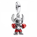 Ajoutez une touche de caractère et de malice à votre collection de bijoux avec ce charm pendentif en argent 925 représentant Stitch en tenue de boxeur. Avec ses gants et son short rouge vif contrastant sur son corps argenté, ce bijou capture toute l’énergie et la personnalité de ce petit extraterrestre intrépide. Idéal pour les fans de Lilo et Stitch ou ceux qui aiment les accessoires originaux et pleins d’attitude.
