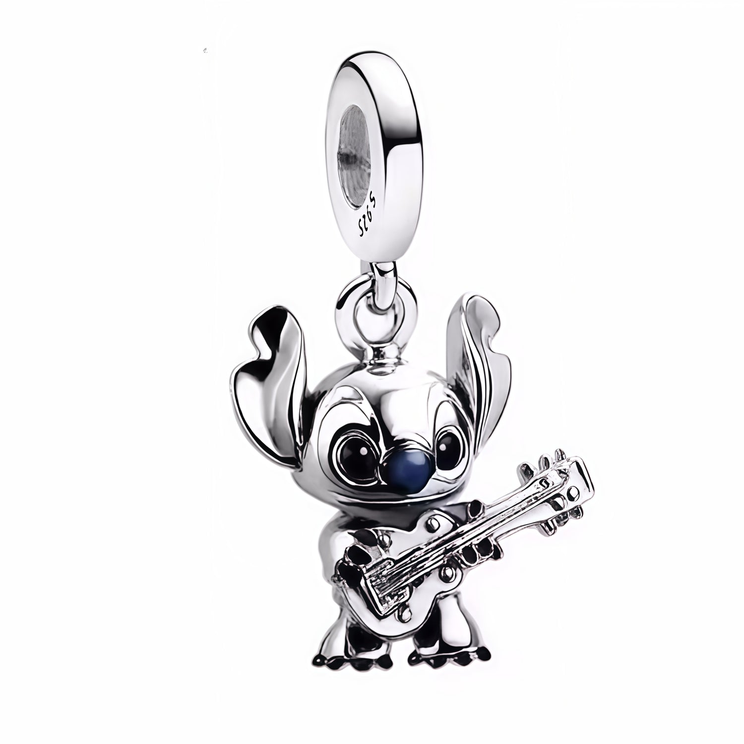 Apporte une touche tropicale et joyeuse à ton bracelet avec ce charm pendentif Stitch avec ukulélé. Inspiré de l’univers Disney, ce bijou en argent 925 met en scène Stitch jouant du ukulélé dans un design plein de bonne humeur et d’esprit hawaïen. Un charm original et attachant, parfait pour les fans de Lilo et Stitch et des bijoux qui respirent l’ohana.

Caractéristiques :

- Matière : Argent 925.
- Design : Stitch avec ukulélé en pendentif et finitions soignées.
- Dimensions : Taille délicate et confortab