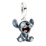Apporte une touche amusante et expressive à ton bracelet avec ce charm pendentif Stitch cri. Inspiré de l’univers Disney, ce bijou en argent 925 met en valeur Stitch dans une pose pleine de caractère, avec son expression emblématique et malicieuse. Un charm original et plein d’énergie, parfait pour les fans de Lilo et Stitch et des bijoux qui ne passent pas inaperçus.

Caractéristiques :

- Matière : Argent 925.
- Design : Stitch cri en pendentif avec finitions soignées.
- Dimensions : Taille délicate et co