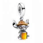 Offrez à votre collection une touche estivale et décontractée avec ce charm pendentif en argent 925 représentant Stitch assis, coiffé d’un chapeau de paille jaune et tenant un verre de jus d’orange. Ce bijou plein de bonne humeur capture l’esprit relax et espiègle du célèbre personnage dans un moment de pur farniente. Parfait pour les fans de Disney qui aiment les détails originaux et l’ambiance vacances.