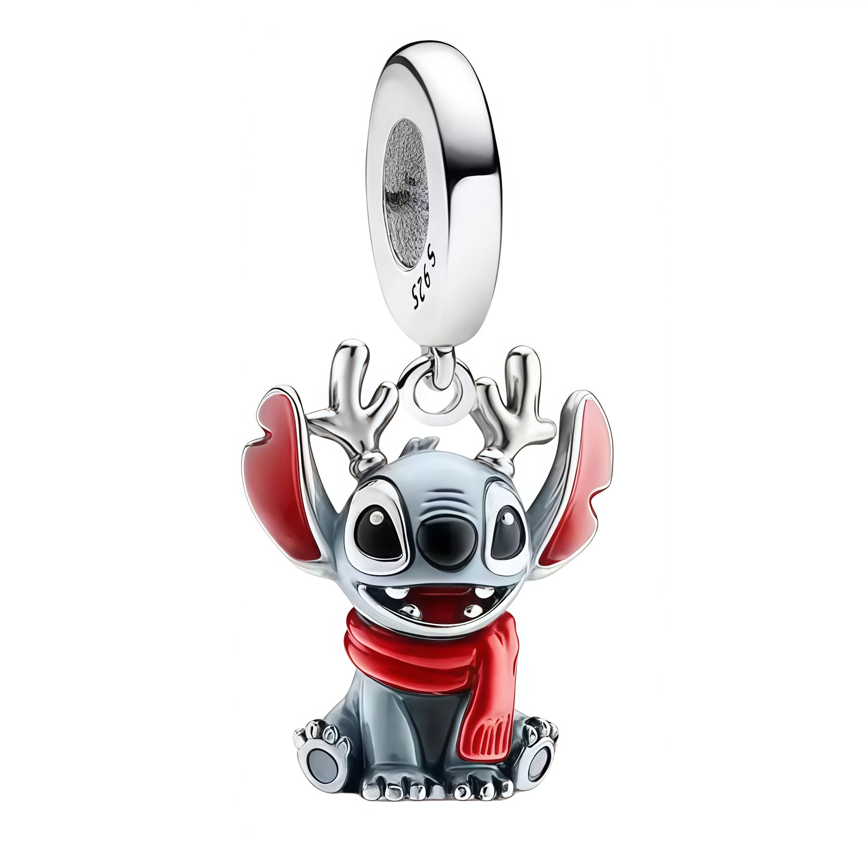 Apporte une touche festive et adorable à ton bracelet avec ce charm pendentif Stitch renne. Inspiré de l’univers Disney, ce bijou en argent 925 met en valeur Stitch déguisé en renne de Noël, avec des détails émaillés dans des tons rouges, blancs et bleus. Un charm original et plein de bonne humeur, parfait pour les fans de Stitch et des pièces pleines de magie.

Caractéristiques :

- Matière : Argent 925 avec détails émaillés.
- Design : Stitch en renne de Noël avec finitions soignées.
- Dimensions : Taille