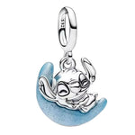Charm pendentif représentant Stitch installé sur un croissant de lune. Finement travaillé en argent 925, ce modèle associe la silhouette de Stitch à une lune décorée de détails bleus, pour un bijou doux et inspiré de l’univers Disney.

Caractéristiques :

Matière : Argent 925 avec détails bleus.
Design : Stitch assis sur un croissant de lune.
Style : Disney, doux, rêveur et original.
Symbolique : Rêve, amitié, douceur, imagination et univers de Stitch.
Compatibilité : Charm pendentif compatible avec bracele
