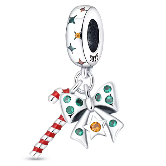 Ajoutez une touche sucrée et festive à votre collection avec ce charm Sucre d'Orge et Nœud. Fabriqué en métal argenté avec des accents d'émail rouge et blanc, ce charm représente une canne à sucre emblématique, ornée d'un joli nœud festif. Avec ses détails délicats et sa finition brillante, ce charm évoque l’esprit joyeux de Noël et les traditions gourmandes de la saison. Compatible avec les bracelets Pandora, il apportera une note joyeuse et pétillante à votre poignet, idéale pour célébrer la magie des fêt