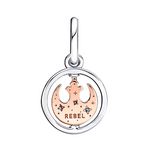 Rejoignez la Rébellion galactique avec ce charm Symbole de l’Alliance Rebelle Star Wars en argent sterling 925 avec métal doré rose, pendentif pivotant orné du logo rebelle iconique et trois oxydes de zirconium ronds sertis. Gravé "REBEL" au verso, il célèbre la Force contre l'Empire depuis une bélière compatible Pandora, pivotant pour afficher ta loyauté à tout instant. Sans nickel et&nbsp;Stormtrooper-proof, ce bijou bicolore illumine ton poignet d'espoir stellaire. Idéal pour fans de l'Alliance, de batai