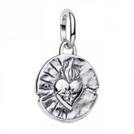 Sublimant l’iconique symbole du Cœur Sacré, ce charm pendentif en&nbsp;argent 925&nbsp;capture une flamme protectrice et des rayons gravés, façon médaillon talisman usiné avec un effet martelé ancien, pour un rendu à la fois mystique et intemporel. Inspiré des ex-votos et médailles dévotionnelles, il évoque l’amour, la protection et la force intérieure, idéal pour composer un bracelet à charms ou illuminer une chaîne fine en collier. Sa compatibilité avec les bracelets de style Pandora en fait un accessoire