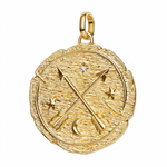 Ce charm pendentif en&nbsp;argent 925&nbsp;arbore deux flèches croisées entourées d’étoiles et d’un croissant de lune, gravés sur un médaillon texturé façon talisman ancien pour un rendu puissant et raffiné. Les flèches croisées symbolisent l’amitié, la protection et l’élan vers l’avant, tandis que la lune et les étoiles évoquent intuition, guidance et renouveau, pour un bijou chargé de sens au quotidien. Compatible avec les bracelets à charms de style Pandora et parfait aussi sur une chaîne, il complète un