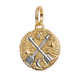 Ce charm pendentif en&nbsp;argent 925&nbsp;met en scène deux flèches croisées sur un médaillon texturé, entourées d’étoiles et d’un croissant de lune pour une esthétique talisman céleste et moderne. Les flèches croisées symbolisent l’amitié, la protection et l’élan vers l’avant, tandis que la lune et les étoiles évoquent intuition, guidance et espoir, idéal pour personnaliser un bracelet à charms ou un collier. Compatible avec les bracelets de style Pandora, il s’intègre facilement à une composition existan