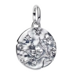 Ce charm pendentif en&nbsp;argent 925&nbsp;représente des fleurs de cerisier en relief entourées d’étoiles, gravées sur un médaillon texturé pour un style talisman poétique et intemporel. Symbole de renouveau et de beauté éphémère au Japon, la fleur de cerisier s’associe ici à l’étoile porte‑bonheur, évoquant espoir, guidance et nouveau départ au quotidien. Compatible avec les bracelets à charms de style Pandora et facile à porter en collier, c’est une pièce délicate qui illumine toute composition.