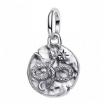 Ce charm pendentif en&nbsp;argent 925&nbsp;présente un serpent en forme d’infini, entouré d’une étoile et d’un croissant de lune, gravé sur un médaillon texturé au style talisman ancien. Inspiré du symbole de l’ouroboros et des serpents entrelacés, il évoque l’éternel recommencement, la transformation et la sagesse intérieure, parfait pour un look mystique et affirmé. Compatible avec les bracelets à charms de style Pandora et élégant porté en collier, il s’intègre facilement à une collection symbolique et p