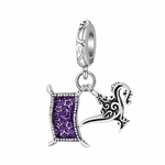 Ce charm double pendant en argent 925 met en scène un tapis volant violet pailleté décoré d’étoiles et de croissants de lune, associé à une lampe magique finement ciselée aux arabesques orientales. Les deux breloques bougent librement sous une bélière gravée de motifs tourbillonnants, pour une allure féerique inspirée des contes des Mille et Une Nuits.

Caractéristiques :

-Matière : Argent 925 avec émail violet pailleté.
-Design : Tapis volant rectangulaire orné d’étoiles et lune, accompagné d’une lampe ma