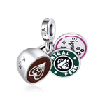 Célébrez les moments chaleureux de Friends avec ce charm en forme de tasse à café inspirée de Central Perk. Ce bijou évoque les souvenirs des discussions entre amis dans le café emblématique, parfait pour les fans qui chérissent l’amitié et les instants partagés.