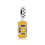 Le Charm Pendentif Taxi est un clin d'œil au célèbre taxi jaune de Phoebe dans Friends. Ce charm est parfait pour les fans de la série qui souhaitent se rappeler des trajets amusants et des moments mémorables de la bande dans New York. Avec des détails soignés, ce pendentif évoque l’esprit excentrique de Phoebe et son amour pour ce taxi emblématique.