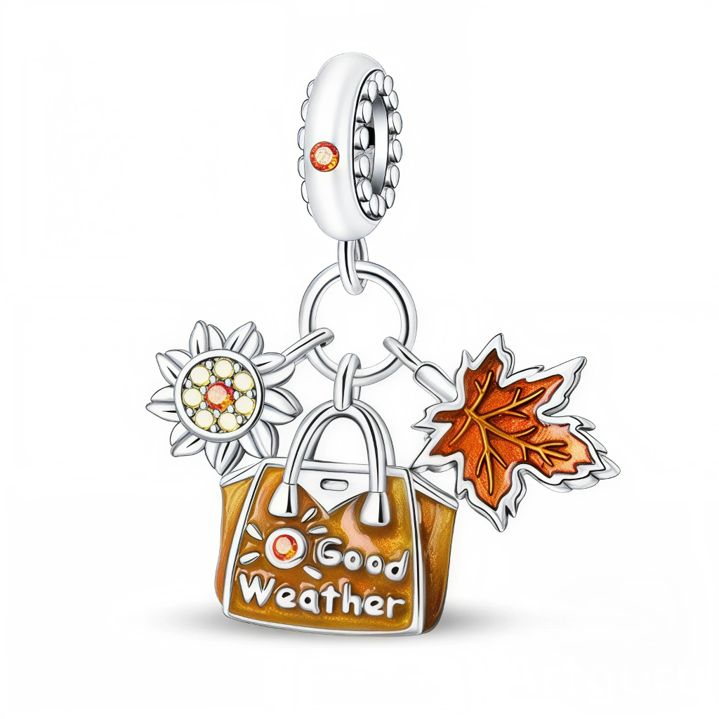 La bélière en argent 925 est sertie de petites pierres rondes couleur ambre qui rappellent la lumière chaude de l’automne. Trois mini‑breloques mobiles y sont suspendues : un soleil stylisé orné de cristaux jaunes et orange, une feuille d’érable émaillée dans des tons cuivrés, et un sac couleur caramel portant l’inscription blanche « Good Weather » soulignée d’un petit soleil.