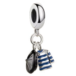 Charm pendentif original représentant une tenue de marin avec son sac, finement travaillée en argent 925. Les détails bleus et argentés donnent vie à ce petit ensemble vestimentaire, pour un design à la fois élégant, délicat et plein de charme. Une pièce idéale pour ajouter une touche nautique et symbolique à votre bracelet.

Caractéristiques :

- Matière : Argent 925.
- Design : Petite tenue de marin accompagnée d’un sac, avec détails bleu marine.
- Style : Marin, élégant et original.
- Symbolique : Voyage