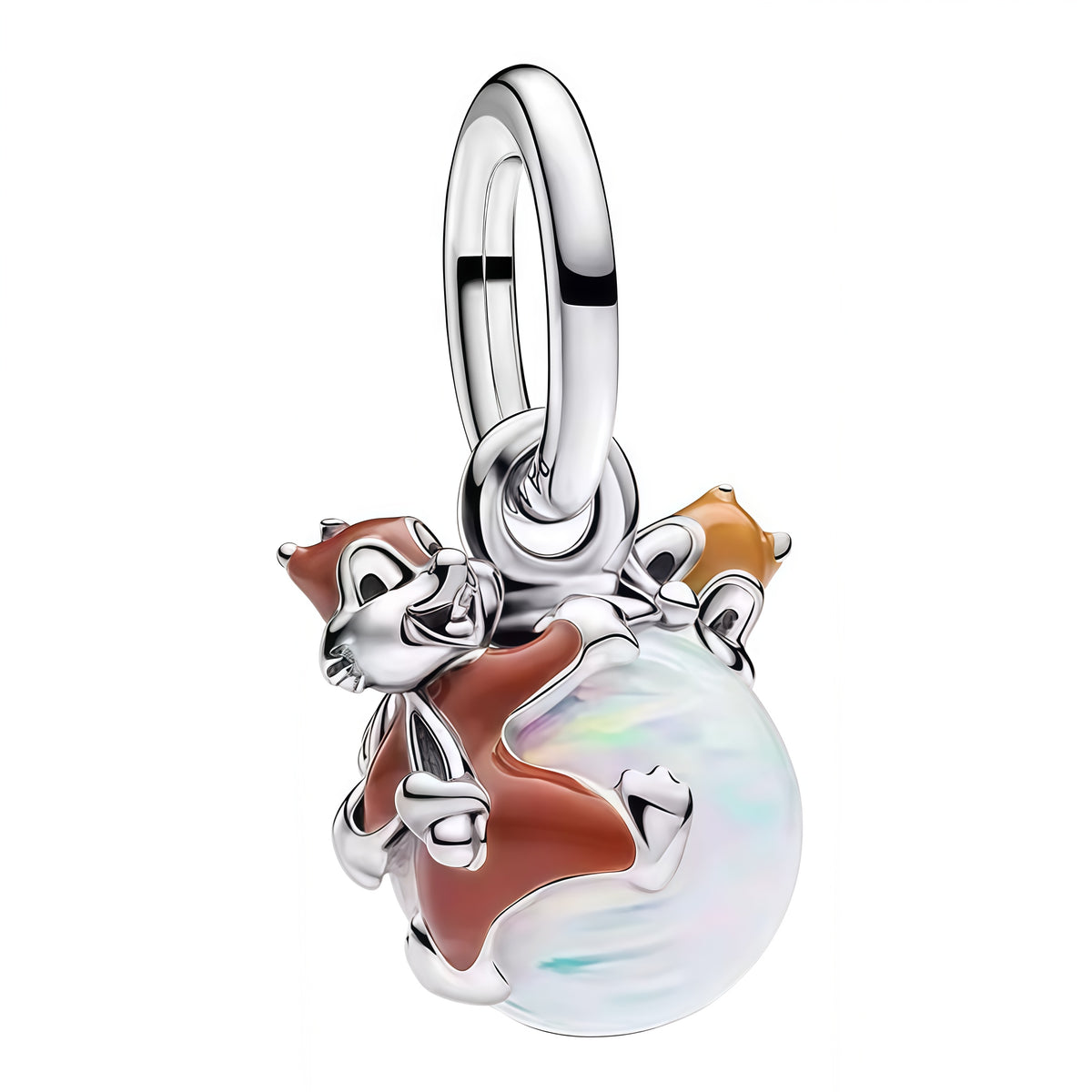 Apporte une touche ludique et pleine de malice à ton bracelet avec ce charm pendentif Tic et Tac. Inspiré des célèbres écureuils Disney, ce bijou met en scène leur esprit espiègle avec un design détaillé, des finitions soignées et une allure amusante. Un pendentif charmant et original, parfait pour les fans de Disney et des pièces pleines de bonne humeur.

Caractéristiques :

- Matière : Argent 925.
- Design : Tic et Tac en version charm pendentif, avec finitions précises.
- Dimensions : Taille délicate et 