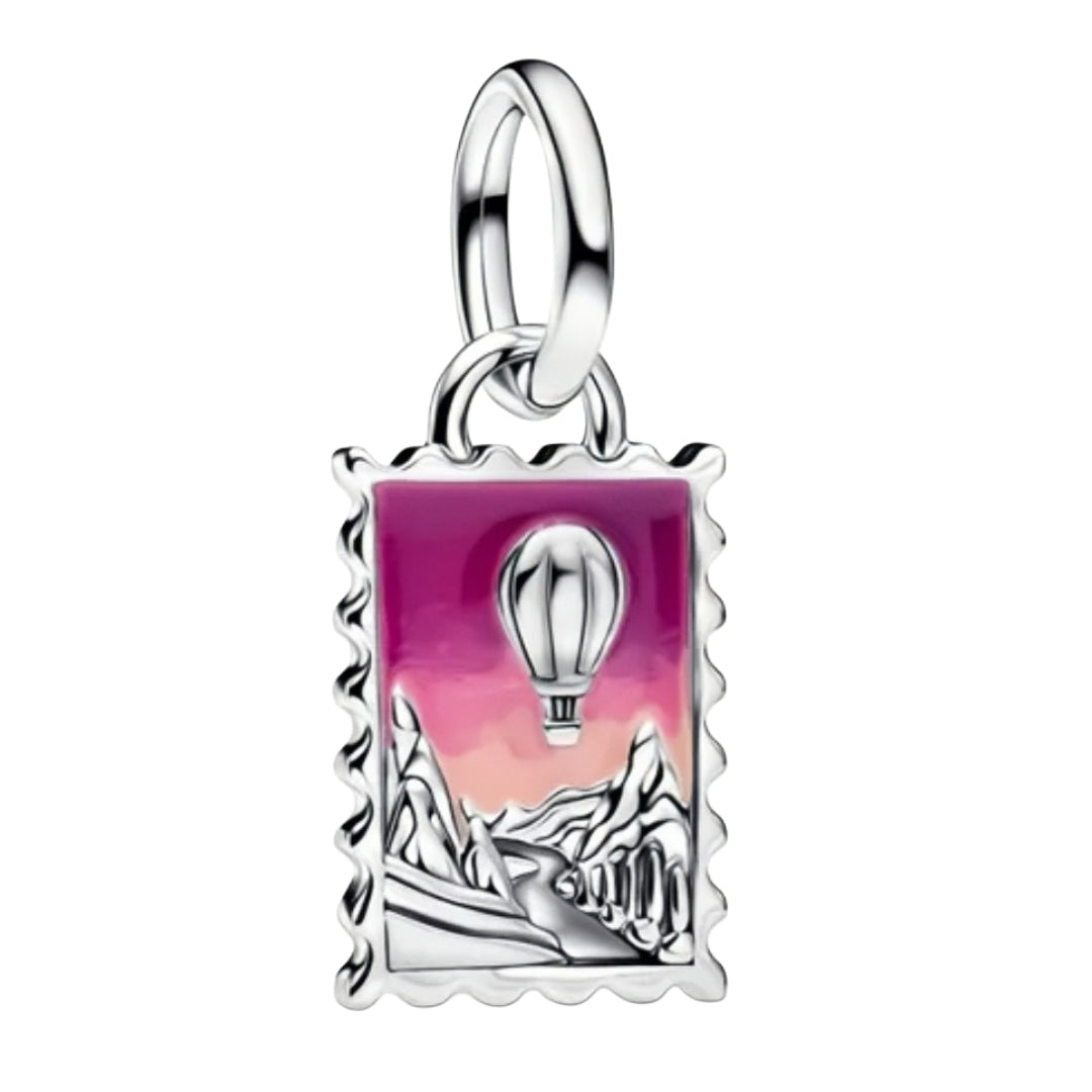 Laisse ton imagination s’envoler avec ce charm en argent sterling 925 au design inspiré d’un timbre, représentant une montgolfière flottant dans un ciel rose doux et apaisant. Véritable invitation au voyage et à la rêverie, ce bijou poétique capture la beauté de l’évasion et des horizons lointains. Une pièce délicate et originale qui apporte une touche artistique et légère à ton bracelet.

Caractéristiques :

- Matière : Argent 925.
- Design : Effet timbre avec montgolfière et ciel rose, finitions détaillée