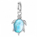 Ce charm raffiné en forme de tortue, orné d’une carapace Bleue émaillée, est une véritable invitation à l’élégance. Fabriqué en argent 925, il allie durabilité et éclat pour sublimer votre bracelet. Symbole de sagesse et de protection, ce pendentif est compatible avec la plupart des bracelets à charms et constitue un choix idéal pour un cadeau original et symbolique.