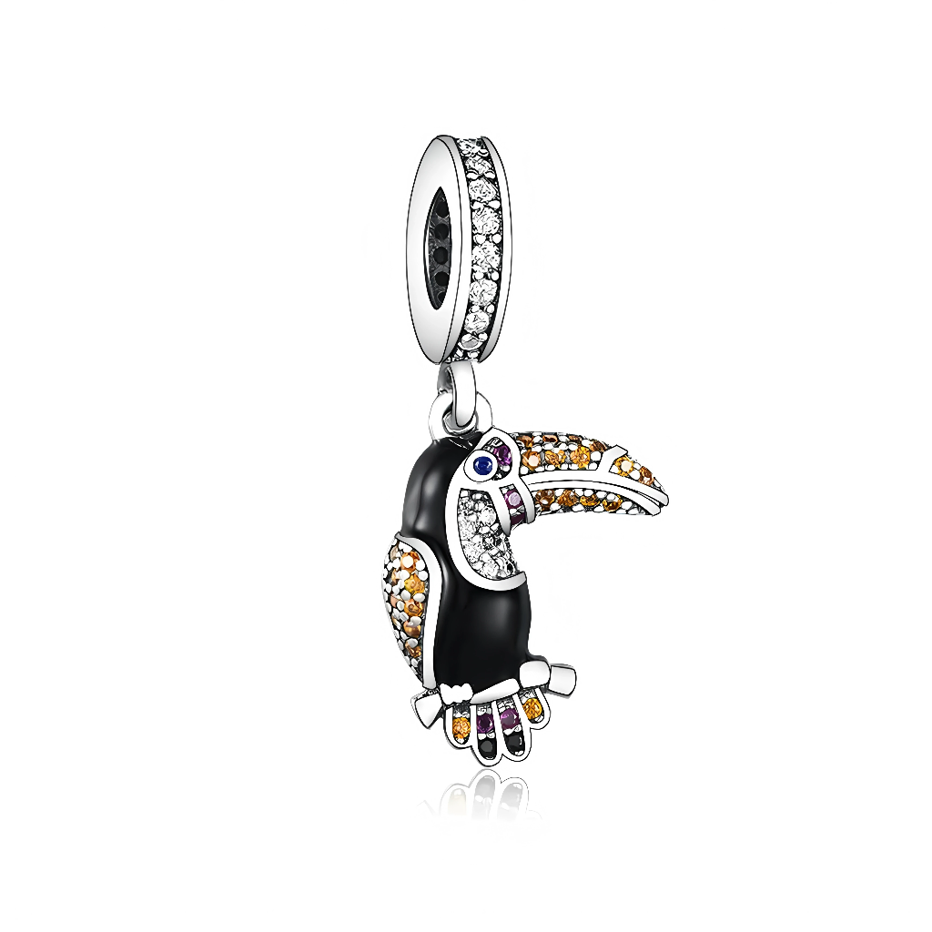 Charm toucan tropical étincelant en Argent 925, idéal pour évoquer la jungle, les voyages exotiques et les couleurs chaudes des tropiques. Sa silhouette fine et très brillante crée un point focal fort sur un bracelet type Pandora, surtout associé à d’autres charms animaux ou floraux.

