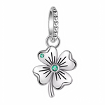 Ce charm met en scène un trèfle aux feuilles bombées et nervures gravées pour un relief élégant. Deux cristaux verts, l’un au centre et l’autre sur un pétale, apportent éclat et couleur, tandis que la bélière cerclée de cœurs souligne l’esprit porte‑bonheur. Parfait pour souhaiter réussite, protection et ondes positives.