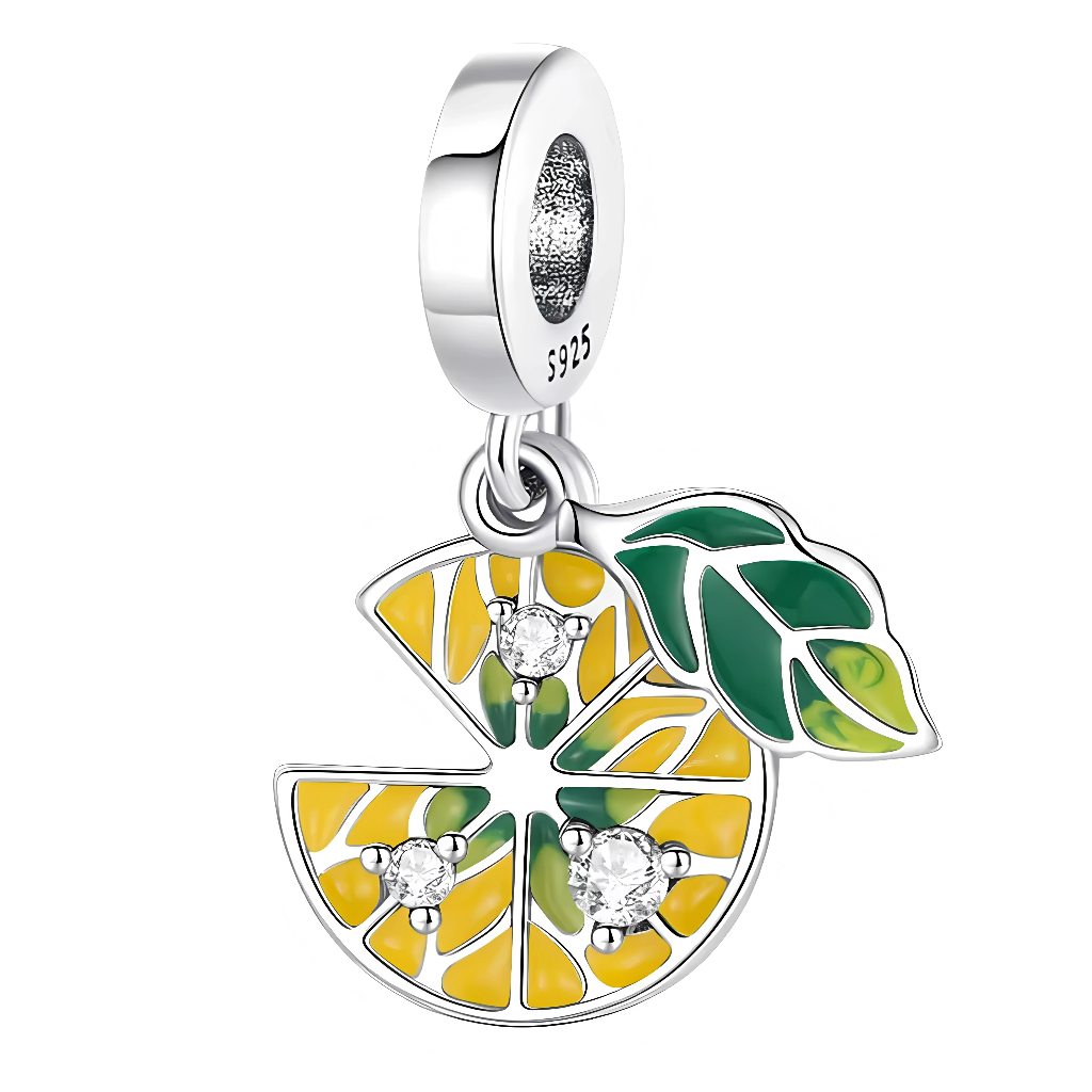 Dynamisez votre bracelet avec ce charm lumineux et estival en forme de tranche de citron ! Réalisé en Argent 925 (S925) et subtilement émaillé de jaune et de vert, il intègre deux petites pierres étincelantes pour un effet encore plus pétillant. Idéal pour une composition fruitée, originale ou comme clin d’œil à votre bonne humeur au quotidien.