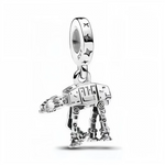 Marchez sur Hoth avec ce charm AT-AT Star Wars en argent sterling 925, quadrupède impérial massif avec jambes articulées, tête canonisée et armure grise texturée. Ce walker tout-terrain de l'Empire envahit depuis une bélière ronde lisse compatible bracelets Pandora pour un bijou marcheur menaçant. Poinçonné S925, sans nickel et snow-speeder-proof, il écrase la Rébellion sous ses pattes. Idéal pour fans ESB, Echo Base assaults ou Impérial armor.

