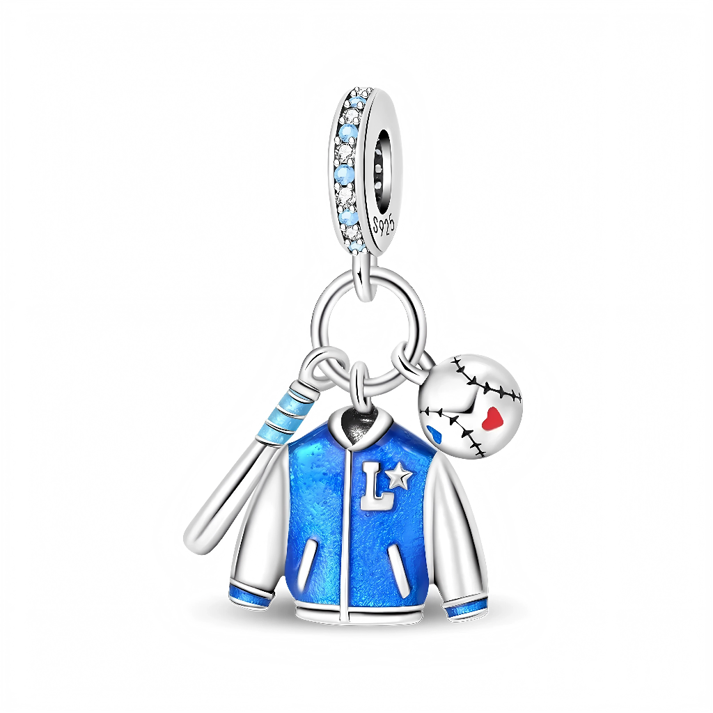 La bélière est pavée de petits cristaux bleus et blancs qui rappellent les projecteurs d’un stade en pleine nuit de match. En dessous, une veste varsity bleu vif avec initiale « L » est accompagnée d’une batte argentée à détails bleus et d’une balle blanche décorée de coutures noires et de petits cœurs rouges et bleus, pour une touche fun et personnalisée. Ce charm dynamique est idéal pour représenter une passion pour le baseball, un souvenir d’équipe ou soutenir un joueur préféré.